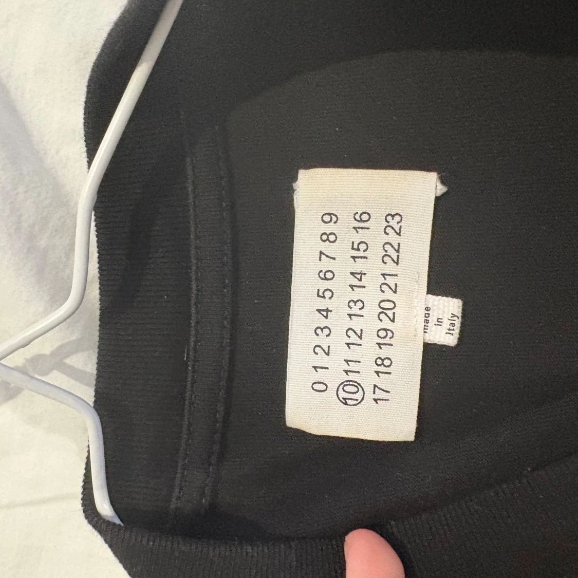 Maison Margiela svart t-shirt med print - 2