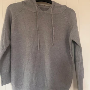 Stickat hoodie  - Stickat hoodie🙌 säljer en stickat hoodie som jag har aldrig använt har bara testat en gång!!! Köpte för liten storlek tror den är i xs 👍hör av er om mer info!!! 