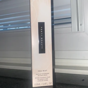 Fenty Beauty You Mist Setting Spray - Fenty Beauty You Mist makeup-extending setting spray i snygg ljusrosa förpackning. Innehåller 100 ml och hjälper till att hålla sminket fräscht längre. Perfekt för dig som vill ha en återfuktande och lätt mist som fixerar din look.