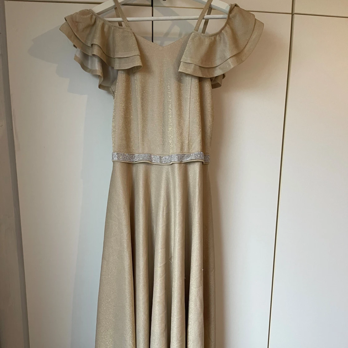 Champagnefärgad långklänning med volang - 1