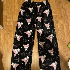 Svarta mjukisbyxor med Kuromi-motiv - Supermjuka svarta mjukisbyxor med gulligt Kuromi-mönster, lite små i storlek, helt nya 🩷