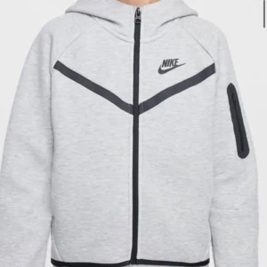 nike tech fleece  - den är för barn så passar till typ 12-13 år.