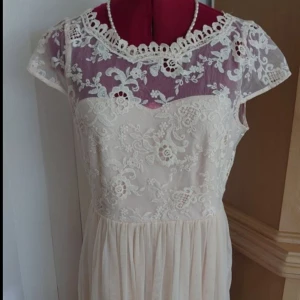 Klänning från vila - Jätte fin spetsklänning, inga defekter o använd bara en gång 💕