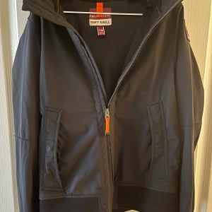 Parajumpers windbreaker  - En riktigt snygg parajumper jacka som passar perfekt till våren/hösten och är i storlek youth-medium. Storlek youth-medium passar exakt som en vanlig XS. Passar på ungdomar från 12-16 år. Använd endast ett par fåtal gånger så den är i princip helt ny och inga konstigheter eller deffekter. Priset är inte hugget i sten så slå iväg ett meddelande vid minsta lilla fundering. Nypris ca 3500 kr mitt pris 499 kr.