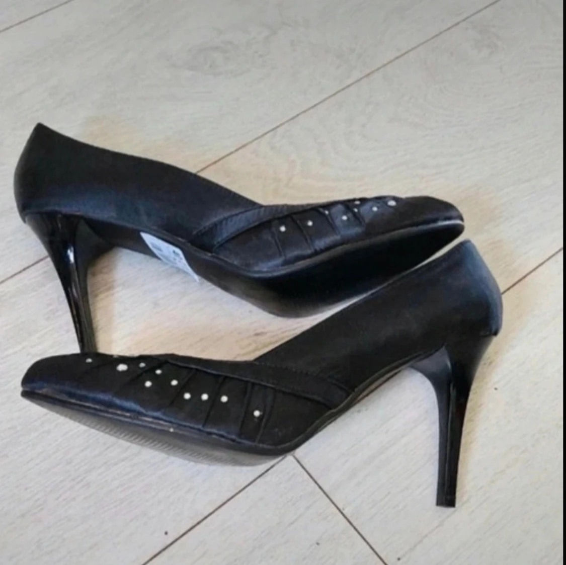 Svarta pumps med klack och pärldetaljer - 1