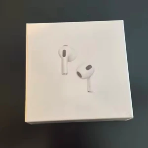 AirPods 3rd generation - Säljer ett par helt nya Apple AirPods 3rd generation med MagSafe-laddningsetui. Produkten är oöppnad och i originalförpackning, perfekt för dig som vill ha trådlösa hörlurar med hög ljudkvalitet och smidig laddning. Inga synliga defekter eller slitage. Pris kan diskuteras 
