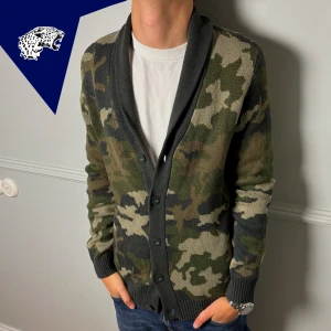 STICKAD CARDIGAN  - Fet stickad camo cardigan | Skick: 8.5/10 | Strl: M | Modellen är 182 cm | Hör av dig vid intresse eller om du undrar någonting! 