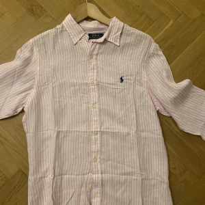 Rosa randig skjorta från Polo Ralph Lauren - Sjukt snygg skjorta från Ralph lauren. Använd fåtal gånger 