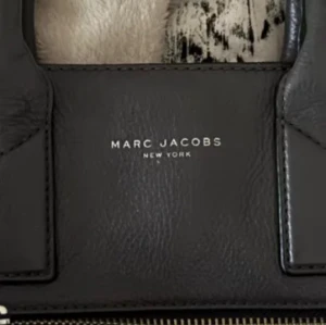 Marc Jacobs väska - Marc Jacobs väska i bra skick, perfekt storlek för att få plats med dator/böcker till skolan!! 