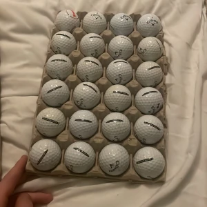 Callaway Supersoft & Chrome Soft Golfbollar - Sats med 24 Callaway golfbollar, blandat Supersoft och Chrome Soft. Bollarna är i mycket gott skick, rena och utan synliga skador. Perfekt för både träning och tävling. Kvalitetsbollar för dig som vill ha känsla och kontroll i spelet.