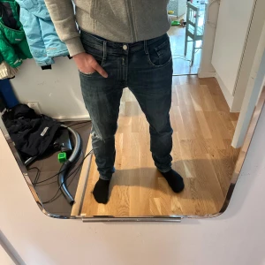 Replay Anbass  - Säljer ett par snygga Replay Anbass jeans i mörkblå färg. Jeansen är i fint skick. Nypris 1700kr storlek 34. Modelen är 180cm och väger 73 kg. Bara att skriva om ni har några funderingar😊