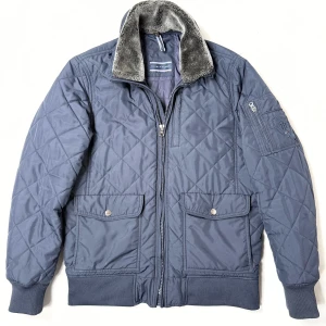 Tommy Hilfiger Fur Cardigan - Quiltad jacka med pälskrage från Tommy Hilfiger. Klass! Skick: 8,5/10. Retail: 3,500 SEK.