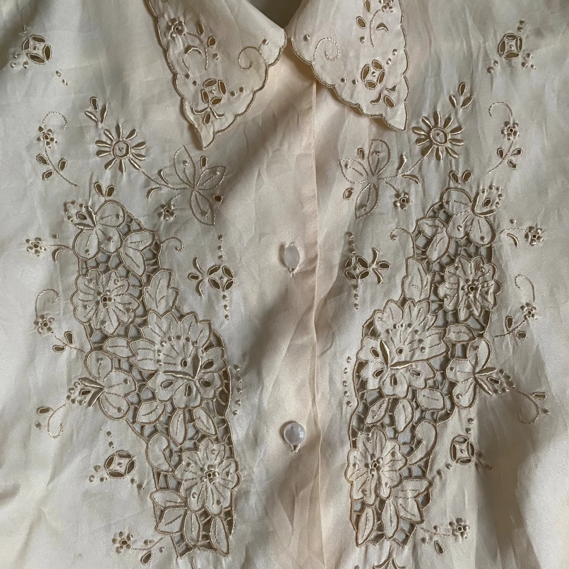 Beige blommig skjorta med spetsdetaljer - 2