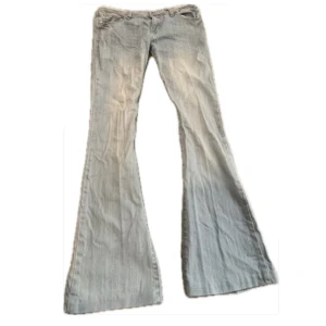 Replay ljusa bootcut jeans - Snygga ljusblå jeans från Replay med klassisk bootcut och låg midja. Jeansen har fem fickor, slitna detaljer och en cool tvätt som ger en avslappnad vibe. Perfekt passform och tillverkade i mjukt denim-material.