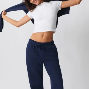 Mörkblå mjukisbyxor med snörning - Snygga mörkblå mjukisbyxor med elastisk midja och snörning framtill. Som ni ser på sista bilden så är det två små hål längst ner vid byxan, men det är inget man ser💗 pris kan diskuteras, passar mig som är 163