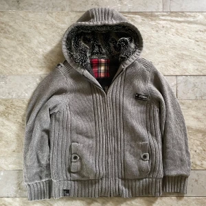 Cardigan med päls - Varm och skön cardigan med päls! St M! Passar perfekt nu till hösten och vintern! Hör av dig vid ytterligare frågor! Mvh Henry 