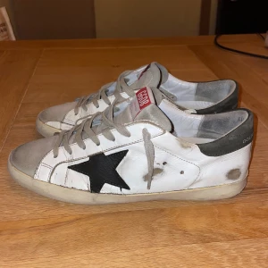 Golden goose - Ett par Golden Goose Superstar i helt okej skick (där av priset)                                                               Ett par skoblock följer med! Tveka inte på att ställa frågor!! Storlek 42-43 priset kan diskuteras!