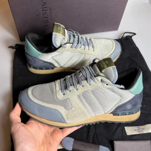 Valentino Rockrunner - Ett par sjukt feta rockrunners i bra skick! Storlek 42 men stora i storlek, passar 43. OG Box, dustbags, nya snören och kort + kuvert medföljer! Hör av er vid frågor!