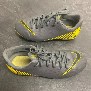 Nike Mercurial Vapor fotbollskor - Size 35,5 Eu - Säljer ett par Nike Mercurial Vapor fotbollskor i mycket bra skick. Skorna är välvårdade med endast lätt slitage i form av små repor i framsidan (se bild 4). Ingenting som påverkar helhetsintrycket eller funktionen.  OBS! Originalkartong medföljer inte. 💸 Billigare pris vid köp av flera par skor!