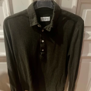 Långärmad polo John Henric  - Säljer denna mörk gröna John Henric polo skjortan då den inte kmr till användning längre