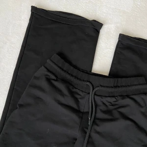 Svarta mjukisbyxor - Säljer svarta mjukisbyxor! Vet inte vart jag har köpt de. De är tighta vid låren men lösare ned till. Pris kan diskuteras. Skriv vid intresse!! 💗