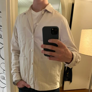 These Glory Days Overshirt beige  - Säljer denna sjukt snygga Overshirten från These Glory Days⭐️ Färgen är beige och storleken är M✅ Den har inga defekter och skicket är utomordentligt🙌🤝 Sjukt najs passform och passar perfekt till hösten🍁🙌 Tveka inte på att höra av er dig vid minsta fråga eller fundering😊