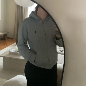 Ralph lauren zip hoodie - En fin tröja med dragkedja från Ralph lauren. Nypris 1000kr  Storlek L för tonåring så den är som en vuxen M  i storleken. Finns lite tvätt slitage vid dragkedjan nertill. Se bild 3