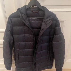 Massimo dutti jacka - Perfekt höstjacka från Massimo dutti. Storlek L. Använd sparsamt. Nypris runt 1000 kr 