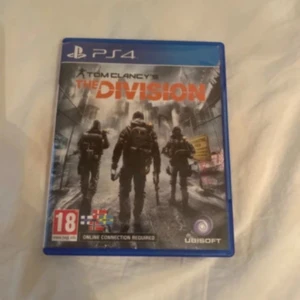 Tom Clancy's The Division PS4 - Tom Clancy's The Division till PS4 i bra begagnat skick. Komplett med fodral, omslag och skiva. Skivan ser ut att vara i gott skick utan synliga repor. Spännande actionspel med onlinefunktioner. PEGI 18.