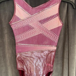 Gymnastikdräkt  - En super fin gymnastik dräkt ifrån quatro. Använd väldigt sparsamt, max 7 gånger i st axs/ adult xs