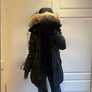 Canadagoose jacka - Säljer en svart Canada Goose äkta vinterjacka i modell Trillium parka i använt skick🩷. Jackan har en fluffig huva, jätte varm o perfekt för kalla vinterdagar. Fickor finns där uppe o nere som ni ser på bilden, stilren o super fin älskar den men köpt ny. Priset pga att den är väl använd o har lite slitningar men absolut inget stort. Inga hål eller liknande. 2xs i canadagoose strl🩷🩷