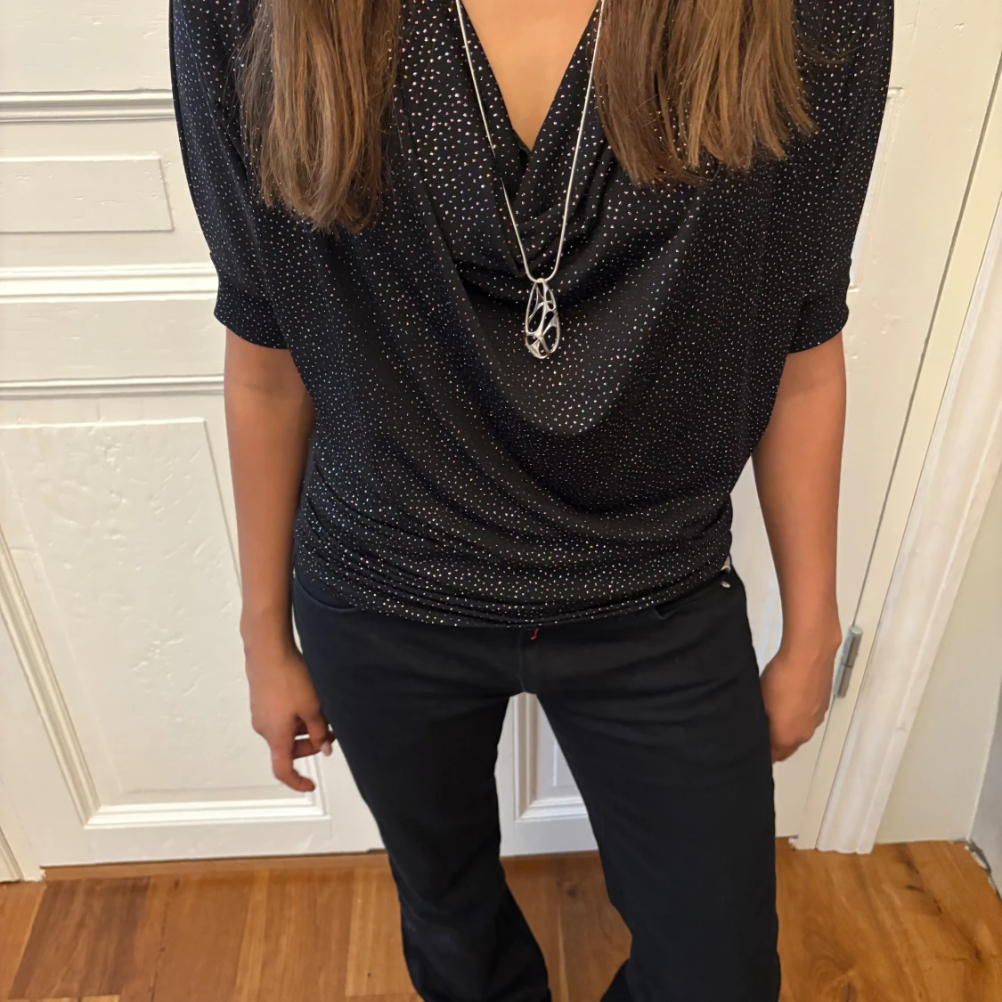 Svart glittrig topp med prickigt mönster - 2