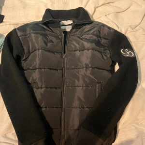 Genidoro cardigan - Svart Genidoro cardigan. Den har aldrig använts dagligen och jag köpte den i januari. Den har dock använts sporadiskt. Så vitt jag vet finns jackan inte tillgänglig någonstans just nu och den är sällsynt. Materialet är ännu bättre än till exempel Moncler och Ganada Goose. Priset ligger runt 280€. Jag kan även byta den mot en jacka.