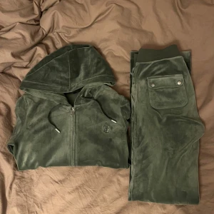 Gröna mjukisbyxor Juicy Couture XS - Ett grönt snyggt mjukisett från Juicy Couture i storleken xs. Köpte av en annan men de var tyvärr förstora för mig. I mycket bra skick, endast lite nopprig vid midjeresåret. Skriv vid funderingar🥰