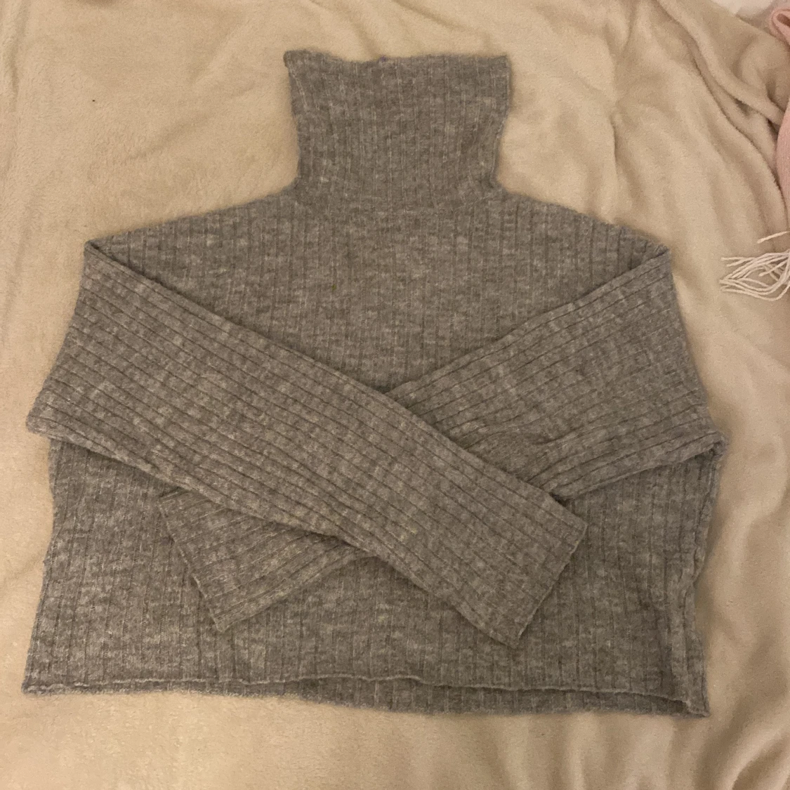 Grå ribbad polotröja i stickat material - 1