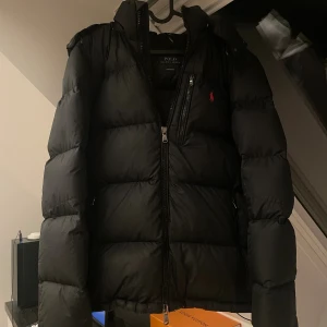 Polo Ralph Lauren — Jacka - Stilren polo ralph lauren jacka köpt förra vintern på NLY-man i storlek M. Självklart äkta. Kontakta vid minsta fundering. Tre sista bilderna är defekter på jackan som knappt märks🤝⚡️