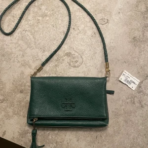 Grön axelväska från Tory Burch i skinn - Mörkgrön axelväska från Tory Burch. Nyskick