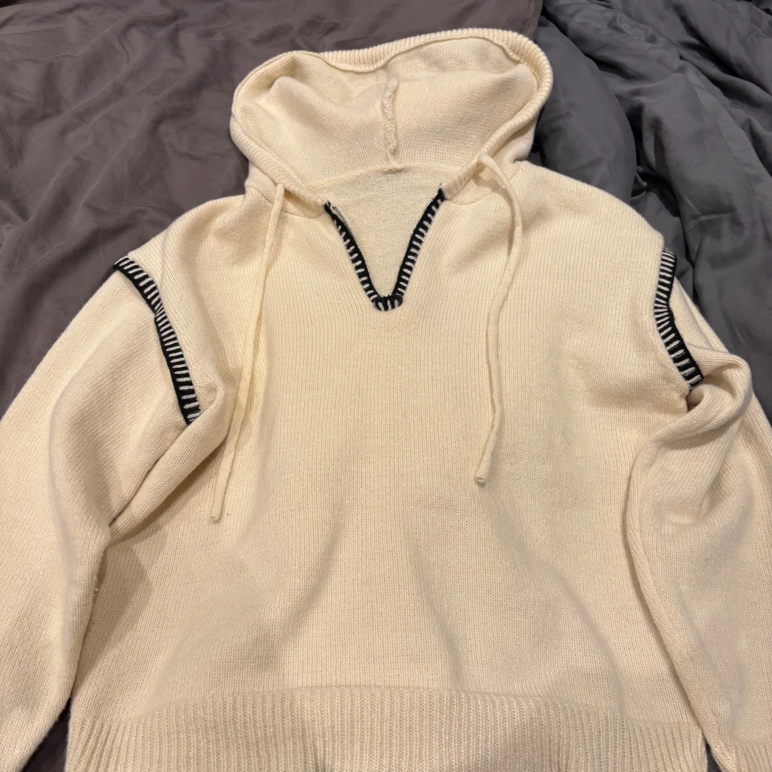Vit hoodie med svart detalj från SHEIN - 1