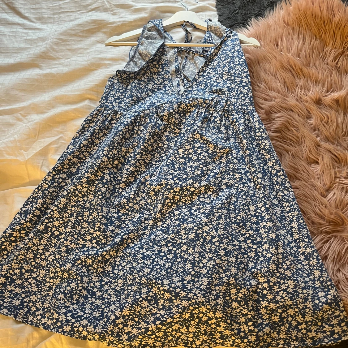 Blommig blå klänning med knyt - 1