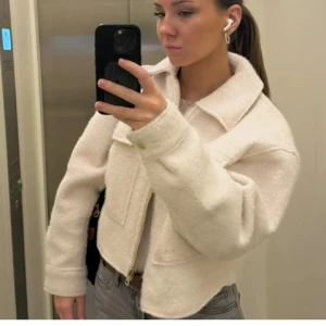 Vit kort jacka zara - Kortare jacka från Zara i storlek S, tjockare i modellen så passar till vintern! 