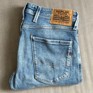 Replay Anbass Jeans  - Replay Anbass Jeans | Storlek: 33/32 | Nypris: 1800kr | ActiveResell 