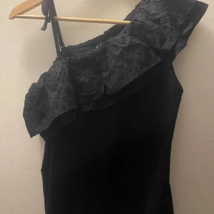 One shoulder topp  - Superfin one shoulder topp med små detaljer från Kappahl! Kommer tyvärr inte till användning storlek M, passar perfekt till vardagen eller till finare tillställningar 🙌🏼