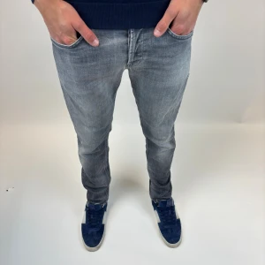 Dondup Jeans George  - Dondup Jeans George! Trendigaste jeansen på marknaden.  Skick= 9,5/10 Ny pris= 4000 kr Säljs för= 999 kr 