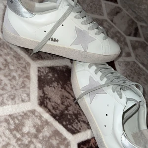 Golden Goose skor - Sprillans nya Golden Goose skor. Kommer med box och har storlek 42. 