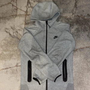 Nike tech fleece  - Säljer en Nike tech som är nästa helt ny använt 1 vecka men tyvär ingen mer användning på den. Storlek S. Kan gå ner i pris vid snabbaffär.