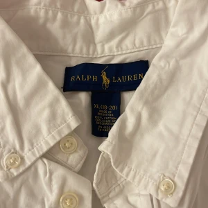 Ralf lauren - Mycket bra skick passar i storleken mellan small och medium