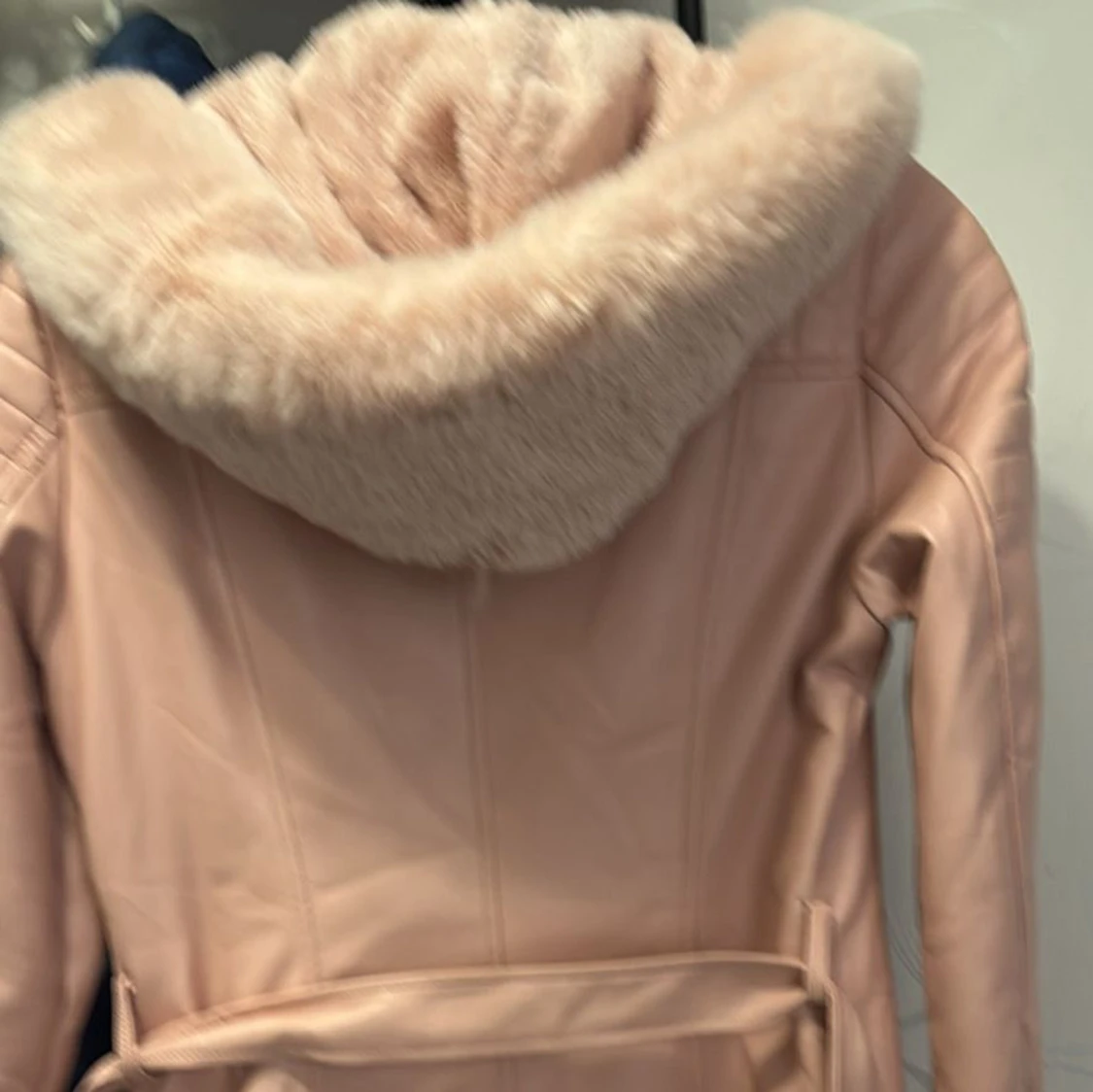 Beige pälsfodrad skinnjacka med bälte - 1