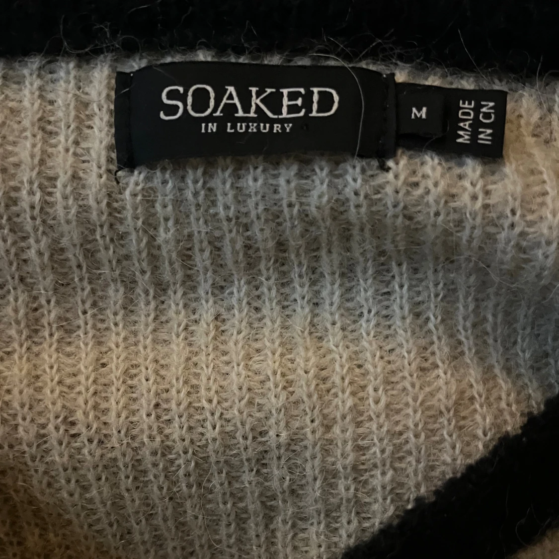 Randig stickad tröja från Soaked in Luxury  - 1