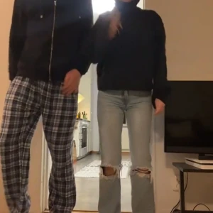 Ljusblå slitna bootcut jeans - Säljer ett par ljusblå jeans med bootcut-modell och snygga slitningar över knäna. Jeansen har klassisk femficksdesign och är tillverkade i denim. Perfekta för dig som gillar en avslappnad och trendig look.