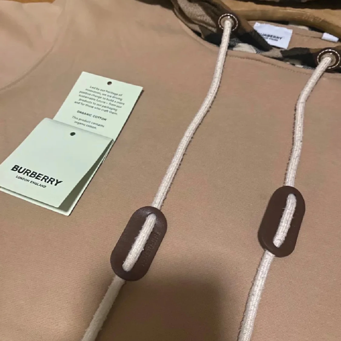 Beige hoodie från Burberry med rutig huva - 1